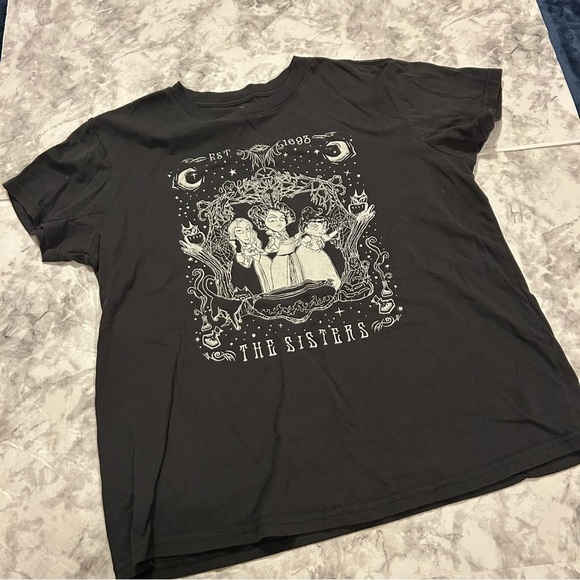 Disney Tops - Women’s Disney Hocus Pocus Character Cartoon Gray Cropped Tshirt size medium